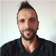 Profesor titulado de Piano, Solfeo y Lenguaje Musical, con amplia experiencia enseñando a niños, jóvenes y adultos.